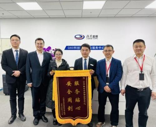 錦旗贈(zèng)送現(xiàn)場(chǎng)_上海大型物業(yè)公司